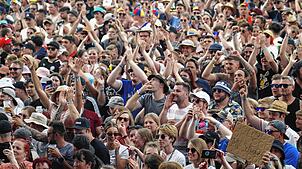 Enthusiastische Begeisterung herrscht unter den Musikfans beim einstündigen Auftritt des Brass-Orchesters. Bild: Herbert Dreher