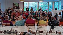 Kinder des Kindergartens Wirbelwind in Kadelburg bei ihrer Vorführung von Martinsliedern im Haus Mitenand däheim. Bild: Sabrina Waser