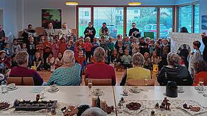 Kinder des Kindergartens Wirbelwind in Kadelburg bei ihrer Vorführung von Martinsliedern im Haus Mitenand däheim. Bild: Sabrina Waser