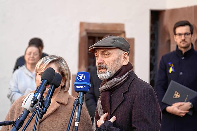 Roman Korniiko ist der Vorsitzende des Vaterhauses, einem Kinderheim in Kiew, in dessen Nähe Bomben einschlugen. Die Kinder wurden nach ...