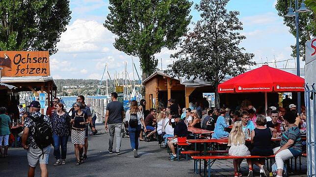 (Archivbild) Zuletzt fand das Wein- und Fischerfest 2019 statt. Von damals stammt auch dieses Bild des Festgeländes am Reichenauer ...