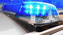 Die Polizei schaltet das Blaulicht ein. (Symbolbild)