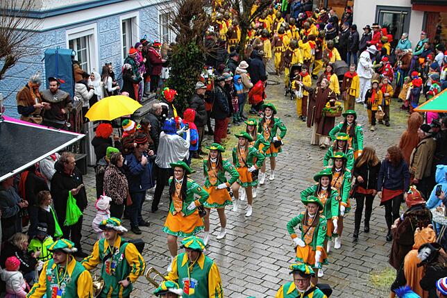 Umzug am Fasnetsmändig in Meßkirch: Die Garde der Boller Binkerzunft.
