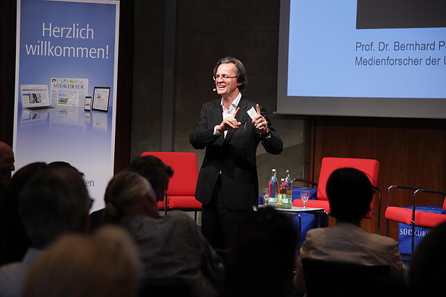 Bernhard Pörksen spricht vor rund 150 Lehrern.