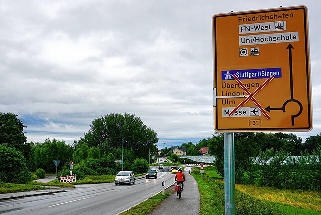Die Schilder stehen schon: Nach der Teilfreigabe der B 31-neu ab August soll der Verkehr hier an der Anschlussstelle Sparbruck ...