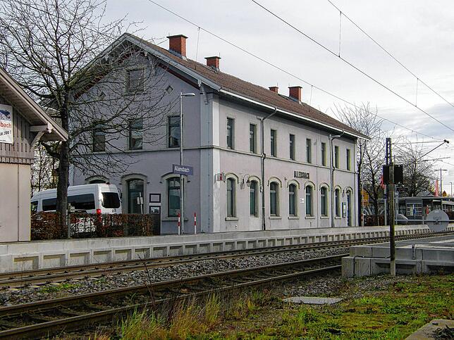 Das Bahnhofsgebäude soll nun im neuen Jahr endlich saniert werden. Die Gemeinde sei startklar, so der Bürgermeister. Es fehle nur noch ...