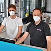 Dennis Bürer (links) ist im dritten Lehrjahr als Industriekaufmann. Hier ist er mit Thomas Eick, technischer Ausbildungsleiter bei ...