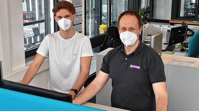 Dennis Bürer (links) ist im dritten Lehrjahr als Industriekaufmann. Hier ist er mit Thomas Eick, technischer Ausbildungsleiter bei ...