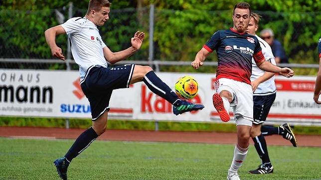 Selbstkritik: Abwehrspieler und Sportchef Yannik Kalt (links, im Spiel beim FC Schönau gegen Yannikl Lais) weiß, dass der FC Schlüchttal ...