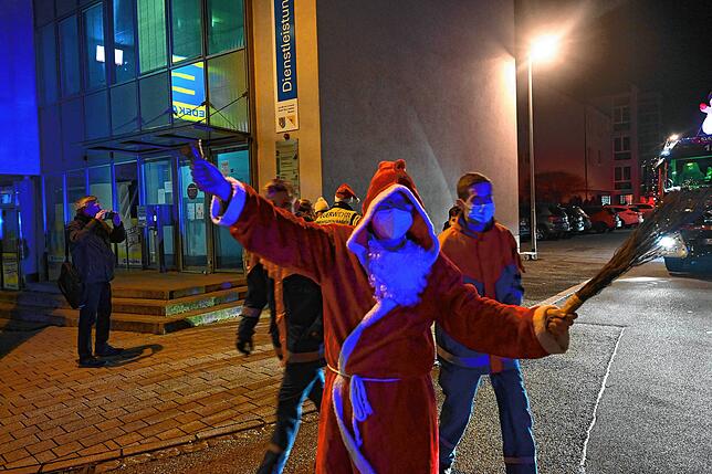 Der Feuerwehr-Weihnachtsmann in Aktion.