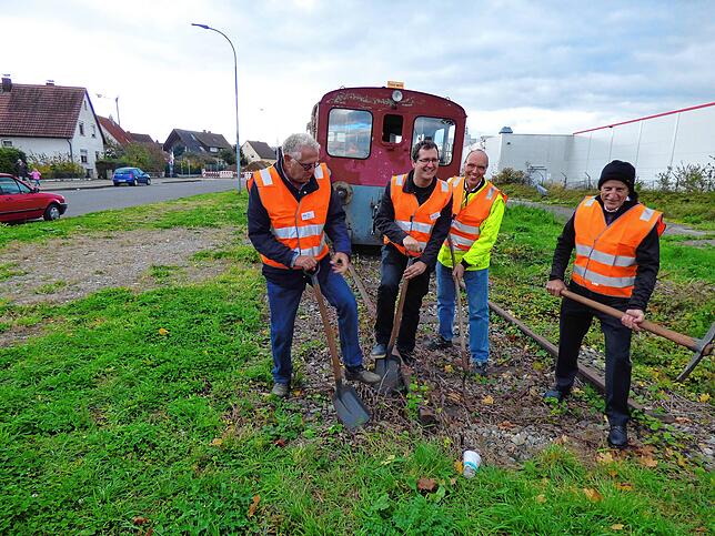 Der Erhalt der Etzwiler Bahn ist stets kraftraubende Graswurzelarbeit geblieben. Hier greifen Franz Signer, Stefan Keller, Christoph ...