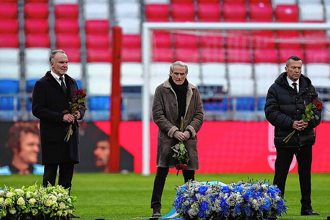 Karl-Heinz Rummenigge, ehemaliger Fußballspieler, Wolfgang Overath und Lothar Matthäus (von links nach rechts) nehmen an der Trauerfeier ...