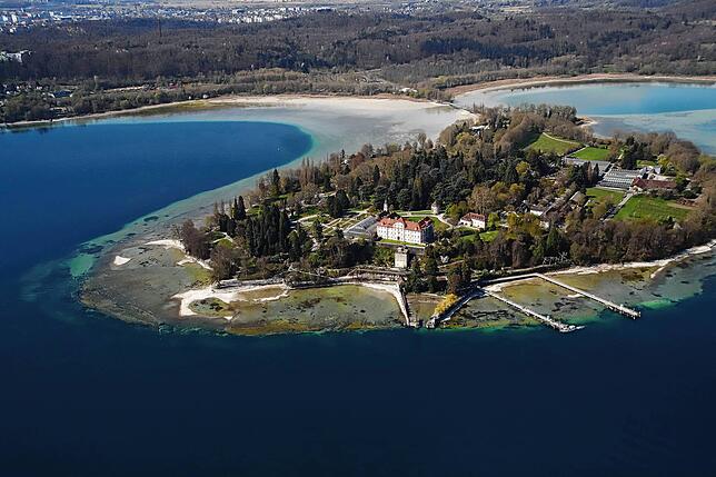 Die Mainau als Touristenziel am Bodensee bietet beim niedrigen Wasserstand Uferspaziergänge, die es sonst in dieser schönen grünen ...