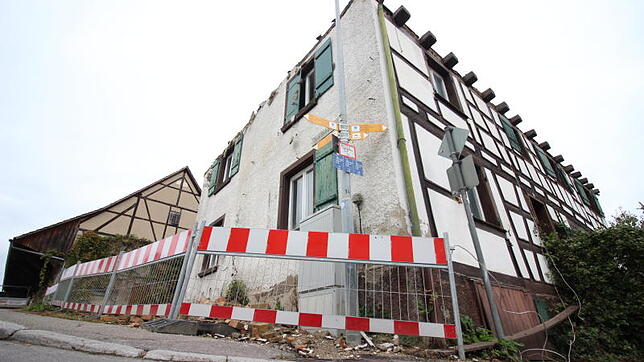 Auch ein Dorf unterliegt Veränderungen: In Überlingen-Hödingen wird derzeit das Haus der alteingesessenen Familie Widmer abgerissen, ...