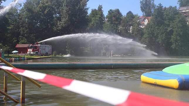 Der Klosterweiher bleibt für alle Badegäste gesperrt, bis die Ursache der starken Algenbildung auf dem Wasser geklärt ist.