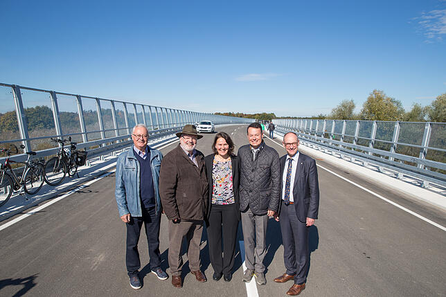 Von links: Alt-Landrat Siegfried Tann, Roland Weiß, ehemaliger Bürgermeister von Meckenbeuren, Bürgermeisterin Elisabeth Kugel, ...