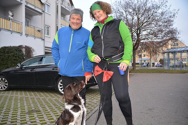 Das Meersburger Ehepaar Keller und Hund Janosch sind regelmäßige Teilnehmer beim Uhldinger Silvesterlauf