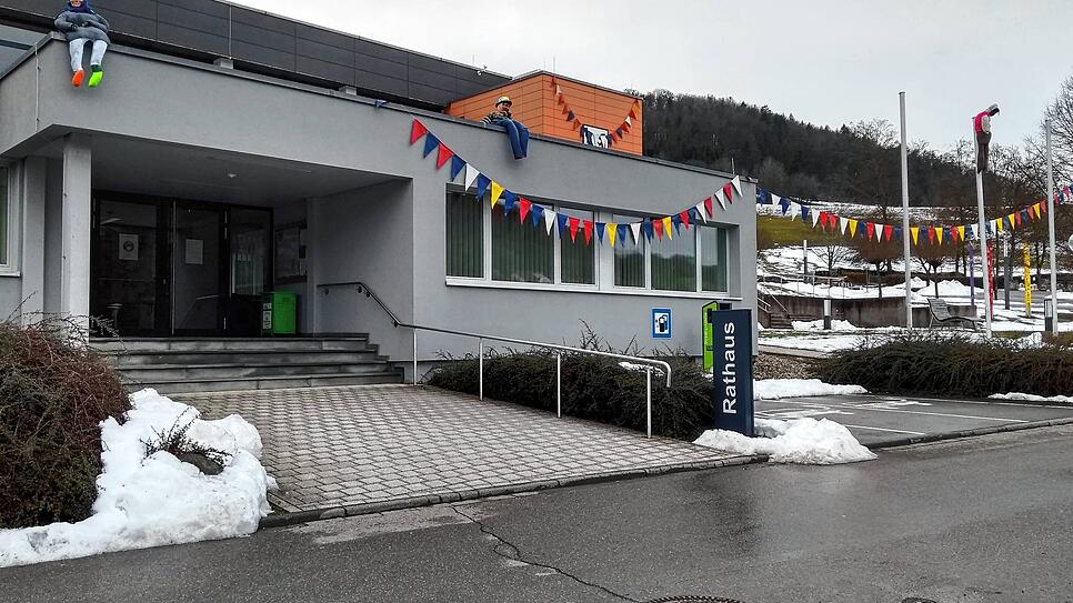 Übers Wochenende sind in Eggingen die Narren eingezogen, zumindest als fasnächtliche Deko. Im Bild ist das närrisch dekorierte Rathaus ...