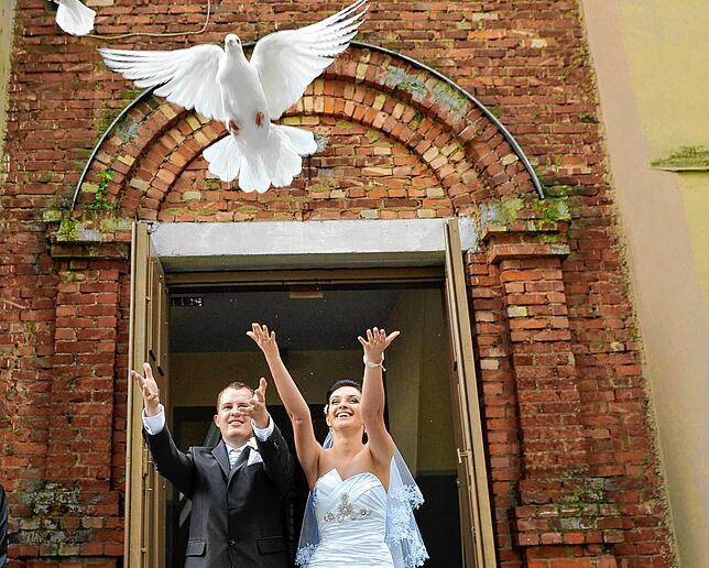 Ein frisch vermähltes Paar lässt weiße Tauben fliegen. Heiraten ist wieder in. Vielleicht auch wegen der Herausforderung, die die Ehe ...