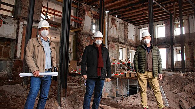 Architekt Martin Rosenfelder (von links), Bürgermeister Michael Rieger und Stadtbaumeister Alexander Tröndle im Roten Löwen.
