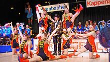 Die Prinzengarde führt das Prinzenpaar in den Saal. Im Laufe des Programms führen die jungen Frauen den Gardetanz und einen flotten Tanz ...