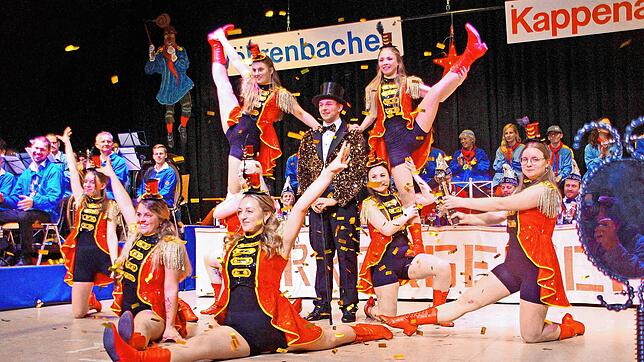 Die Prinzengarde führt das Prinzenpaar in den Saal. Im Laufe des Programms führen die jungen Frauen den Gardetanz und einen flotten Tanz ...
