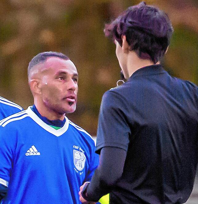 Hört auf: Carlos Santos (links auf dem Archivbild mit Schiedsrichter Fabian Hager), spielender Co-Trainer beim SV Blau-Weiß Murg II, ...