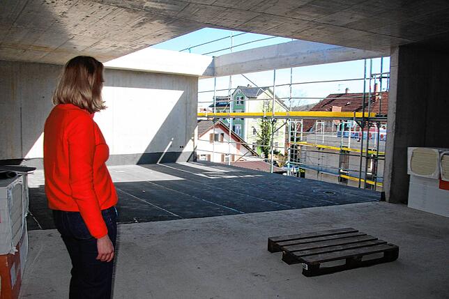 Anna Offermann-de Boor im zweiten Obergeschoss, wo die Küche und ein Aufenthaltsraum des stationären Hospizes entstehen.