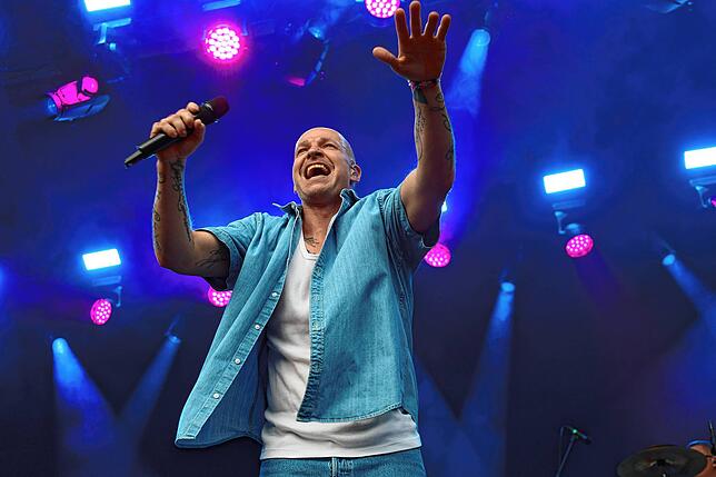Bild 19: Hier spielt die Musik! Fans tanzen vor den Bühnen beim Campus-Festival 2025