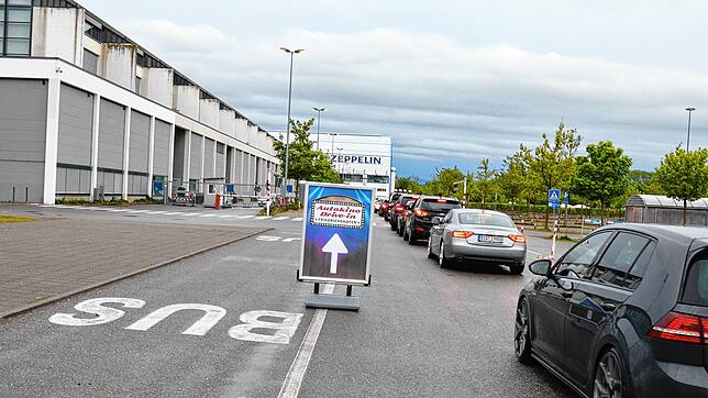 Maximal 170 Autos konnten pro Vorstellung in die Messehalle 1 in Friedrichshafen ins Autokino. 20&nbsp;Prozent der Vorstellungen waren ...