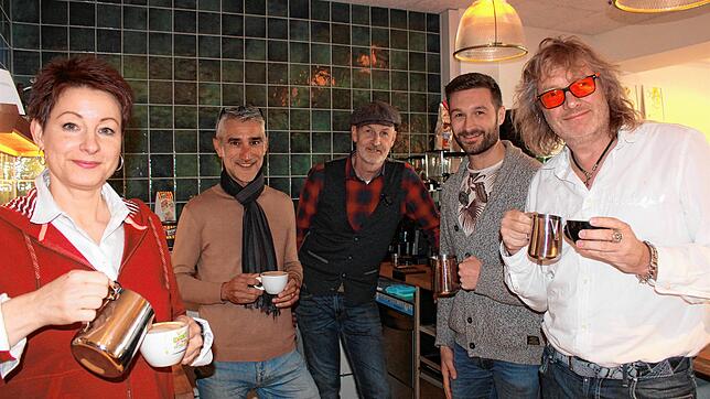 Michaela Huse, Lorenzo Patone, Roland Rossdeutscher, Barista Christian Ullrich und Bernd Luz (v. l.) lernen und probieren viel Neues ...