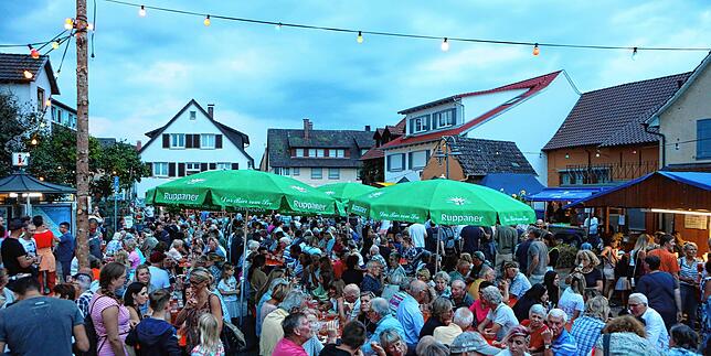 Trotz nahendem Gewitter herrscht auf dem Dingelsdorfer Herbstfest super Stimmung am ersten Abend.