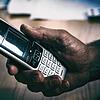 (Symbolbild) Betrüger geben sich am Telefon als Polizisten aus und versuchen so, an hohe Geldbeträge und wertvollen Schmuck zu kommen. ...