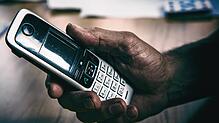 (Symbolbild) Betrüger geben sich am Telefon als Polizisten aus und versuchen so, an hohe Geldbeträge und wertvollen Schmuck zu kommen. ...