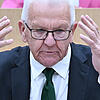 Der Grünen-Politiker Winfried Kretschmann ist seit Mai 2011 Ministerpräsident von Baden-Württemberg. Seine Partei tut sich schwer mit ...