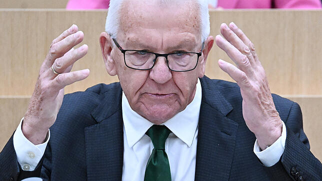 Der Grünen-Politiker Winfried Kretschmann ist seit Mai 2011 Ministerpräsident von Baden-Württemberg. Seine Partei tut sich schwer mit ...