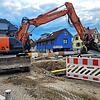 Die Arbeiten auf der Baustelle in der Goethestraße dauern nun schon etwa drei Wochen an. Aktuell werden Rohre und Leitungen verlegt.
