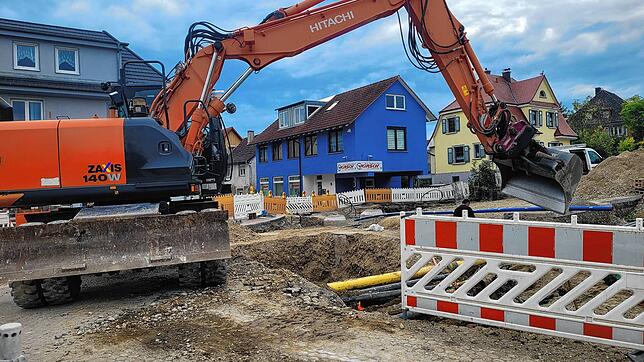 Die Arbeiten auf der Baustelle in der Goethestraße dauern nun schon etwa drei Wochen an. Aktuell werden Rohre und Leitungen verlegt.