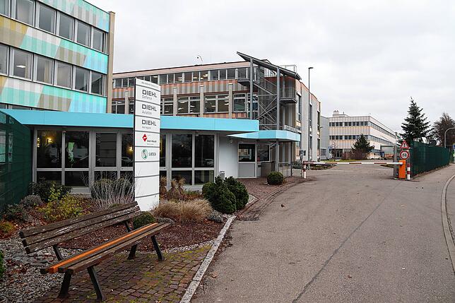 Der Eingang des Gebäudes in der Alten Nußdorfer Straße. Durch diese Sicherheitsschleusen geht es unter anderem zu den Räumlichkeiten von ...