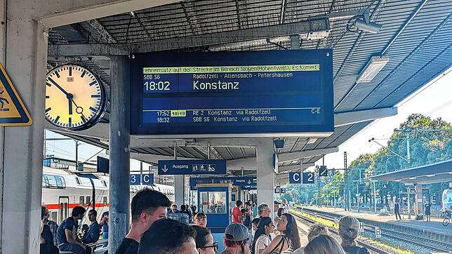 Zahlreiche Bahnfahrgäste strandeten am Singener Bahnhof.