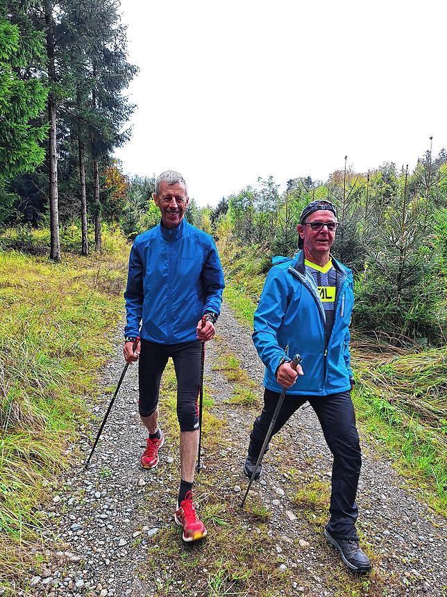 „Aufrecht! Kopf hoch! Tempo!“: Manfred Raming (links) gibt Martin Rau Anweisungen zur richtigen Technik, wenn Nordic Walking beim ...