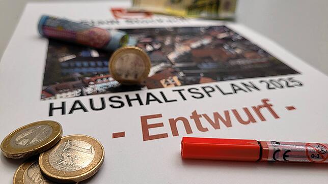 Viel Geld, aber auch rote Zahlen: Die Stadt hat im Gemeinderat den Entwurf für des Haushalts- und Investitionsplan für das Jahr 2025 ...
