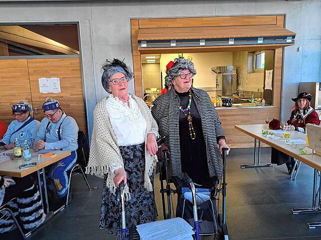 Anneliese Pfannkuchen (links) und Ulrika Hirt starteten eine Petition für mehr Licht in der Stadt.