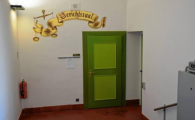Die Eingangstür zum Verhandlungssaal im Amtsgericht Stockach.