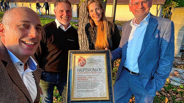 Von links: Tobias Gräser vom SÜDKURIER-Medienhaus, der das Selfie von sich und den anderen macht, Laufnarrenvater Michael Zehnle, ...