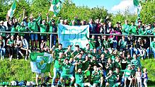 Das ganze Dorf war da: Der SV Waldhaus feiert mit den Fans nach dem 1:0-Sieg beim FC Dachsberg den Aufstieg in die Bezirksliga