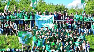 Das ganze Dorf war da: Der SV Waldhaus feiert mit den Fans nach dem 1:0-Sieg beim FC Dachsberg den Aufstieg in die Bezirksliga