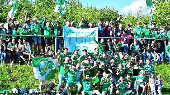 Das ganze Dorf war da: Der SV Waldhaus feiert mit den Fans nach dem 1:0-Sieg beim FC Dachsberg den Aufstieg in die Bezirksliga
