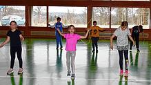 Schüler der 4. Klasse der Grundschule Höchenschwand bei sportlichen Übungen mit dem Seil. Foto: Stefan Pichler