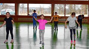 Schüler der 4. Klasse der Grundschule Höchenschwand bei sportlichen Übungen mit dem Seil. Foto: Stefan Pichler
